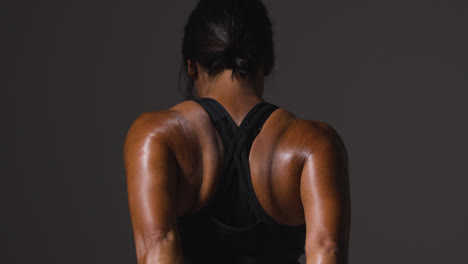 Foto-De-Estudio-De-Primer-Plano-Que-Muestra-La-Espalda-De-Una-Mujer-Madura-Vistiendo-Ropa-De-Gimnasio-Haciendo-Ejercicios-De-Estiramiento-4